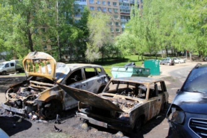 В Самаре по факту поджога шести автомобилей на улице Стара-Загора возбуждено уголовное дело